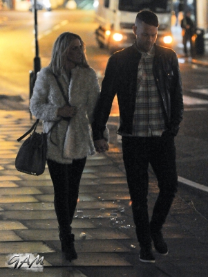 Sarah_Harding_and_boyfriend_leaving_a_cinema2C_London_12_04_13_289029.jpg