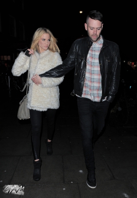 Sarah_Harding_and_boyfriend_leaving_a_cinema2C_London_12_04_13_28929.jpg
