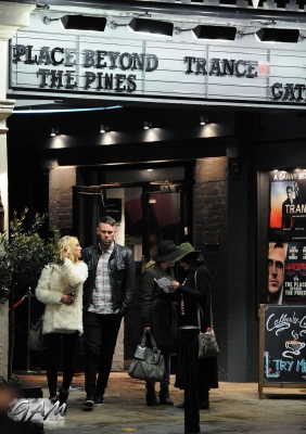Sarah_Harding_and_boyfriend_leaving_a_cinema2C_London_12_04_13_289629.jpg