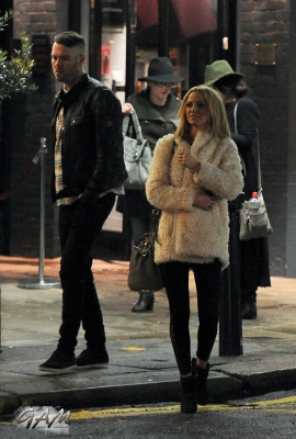 Sarah_Harding_and_boyfriend_leaving_a_cinema2C_London_12_04_13_289929.jpg