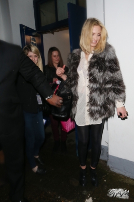 Sarah_Harding_leaving_the_Celebrity_Juice_studios_10_04_13_283529.jpg