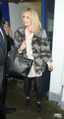 Sarah_Harding_leaving_the_Celebrity_Juice_studios_10_04_13_285229.jpg