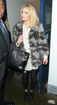 Sarah_Harding_leaving_the_Celebrity_Juice_studios_10_04_13_285729.jpg