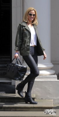 Sarah_Harding_leaving_Sea_Bond_place_after_press_conference_23_04_13_281029.jpg