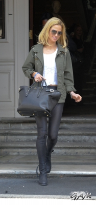 Sarah_Harding_leaving_Sea_Bond_place_after_press_conference_23_04_13_28829.jpg