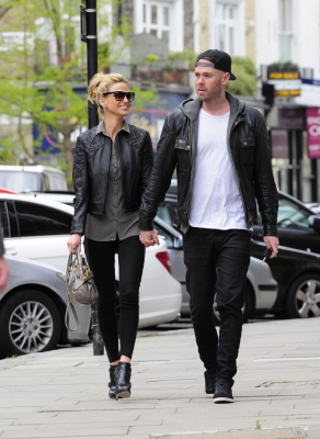 Sarah_Harding_and_her_boyfriend_out_and_about_in_London_10_05_13_281029.jpg