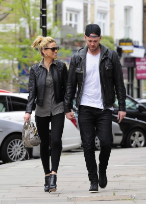 Sarah_Harding_and_her_boyfriend_out_and_about_in_London_10_05_13_281329.jpg