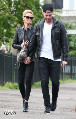 Sarah_Harding_and_her_boyfriend_out_and_about_in_London_10_05_13_281629.jpg