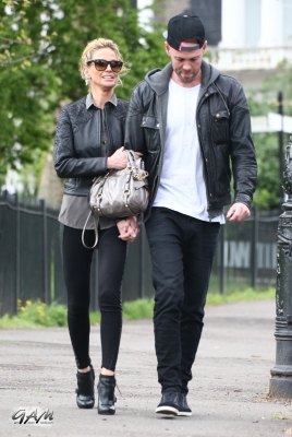 Sarah_Harding_and_her_boyfriend_out_and_about_in_London_10_05_13_281729.jpg