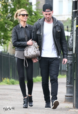 Sarah_Harding_and_her_boyfriend_out_and_about_in_London_10_05_13_281829.jpg