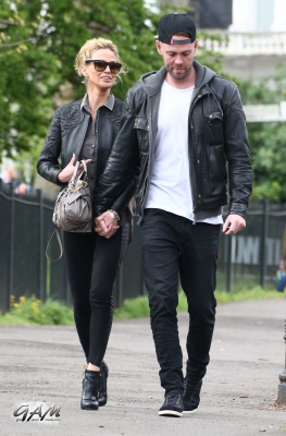 Sarah_Harding_and_her_boyfriend_out_and_about_in_London_10_05_13_282729.jpg
