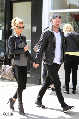 Sarah_Harding_and_her_boyfriend_out_and_about_in_London_10_05_13_283029.jpg