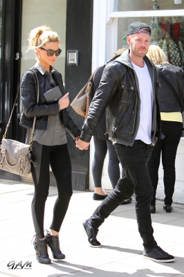 Sarah_Harding_and_her_boyfriend_out_and_about_in_London_10_05_13_283129.jpg