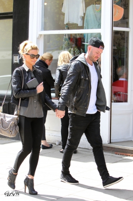 Sarah_Harding_and_her_boyfriend_out_and_about_in_London_10_05_13_283229.jpg