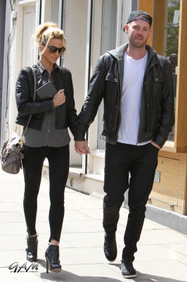 Sarah_Harding_and_her_boyfriend_out_and_about_in_London_10_05_13_284029.jpg