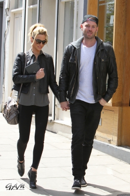 Sarah_Harding_and_her_boyfriend_out_and_about_in_London_10_05_13_284129.jpg