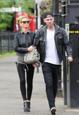 Sarah_Harding_and_her_boyfriend_out_and_about_in_London_10_05_13_28929.jpg
