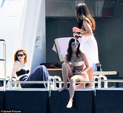 Nicola_Roberts_on_a_yacht_in_the_French_Riviera_27_05_13_283829.jpg