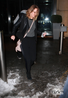 Kimberley_Walsh_leaving_a_hotel_in_Birmingham_19_01_13_281429.jpg