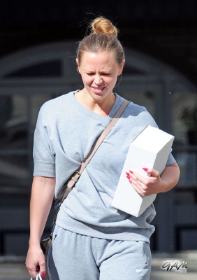 Kimberley_Walsh_out_and_about_in_London_23_05_13_281129.jpg