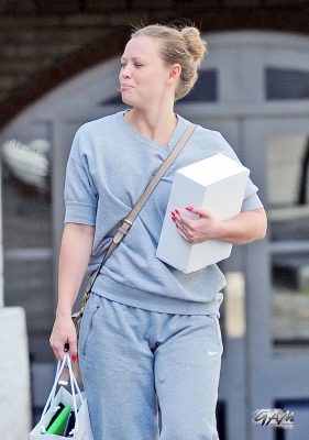 Kimberley_Walsh_out_and_about_in_London_23_05_13_281229.jpg