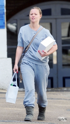 Kimberley_Walsh_out_and_about_in_London_23_05_13_281929.jpg