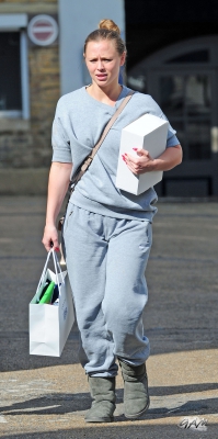 Kimberley_Walsh_out_and_about_in_London_23_05_13_282029.jpg