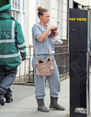 Kimberley_Walsh_out_and_about_in_London_23_05_13_28329.jpg