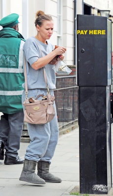 Kimberley_Walsh_out_and_about_in_London_23_05_13_28829.jpg