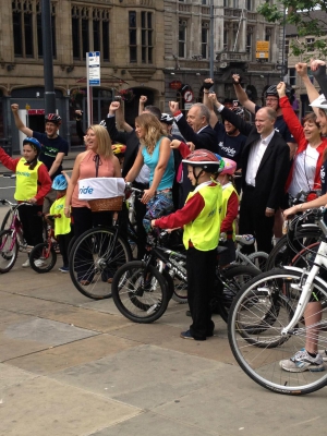 Kimberley_Walsh_promoting_Sky_Ride_in_Leeds_19_06_13_282729.jpg