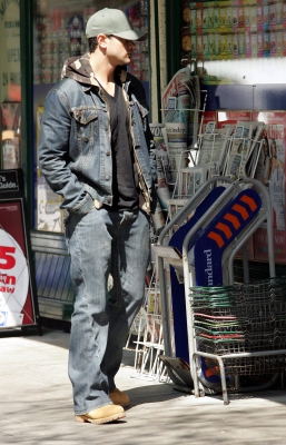 Jesse_Buying_A_Copy_Of_GQ_Magazine_Covent_Garden2C_London_11_05_06_28129.jpg