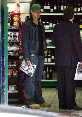 Jesse_Buying_A_Copy_Of_GQ_Magazine_Covent_Garden2C_London_11_05_06_28329.jpg