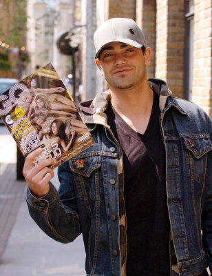 Jesse_Buying_A_Copy_Of_GQ_Magazine_Covent_Garden2C_London_11_05_06_28529.jpg