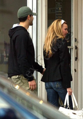 Nadine___Jesse_Leaving_A_Tanning_Salon_16_12_06_28129.jpg