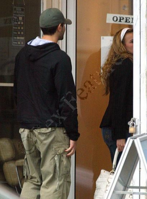 Nadine___Jesse_Leaving_A_Tanning_Salon_16_12_06_28229.jpg