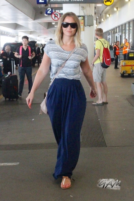 Kimberley_Walsh_and_Nicola_Roberts_at_LAX_Airport_27_06_13_281729.jpg