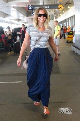 Kimberley_Walsh_and_Nicola_Roberts_at_LAX_Airport_27_06_13_282129.jpg