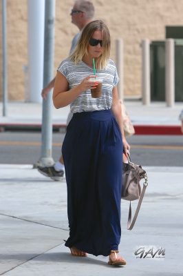 Kimberley_Walsh_and_Nicola_Roberts_at_LAX_Airport_27_06_13_283429.jpg