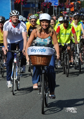 Kimberley_Walsh_attends_Sky_Ride_Leeds_07_07_13_282529.jpg