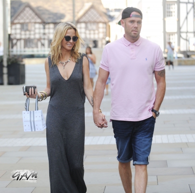 Sarah_Harding_and_boyfriend_out_shopping_in_Manchester_11_07_13_28229.jpg