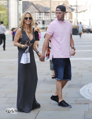 Sarah_Harding_and_boyfriend_out_shopping_in_Manchester_11_07_13_28429.jpg