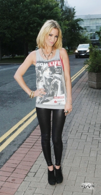 Sarah_Harding_arriving_at_the_RTE_Studios_03_08_13_282529.jpg