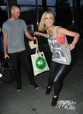 Sarah_Harding_outside_RTE_Studios_03_08_13_28229.jpg