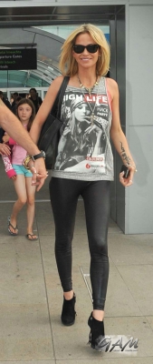 Sarah_Harding_at_Dublin_Airport_03_08_13_281429.jpg