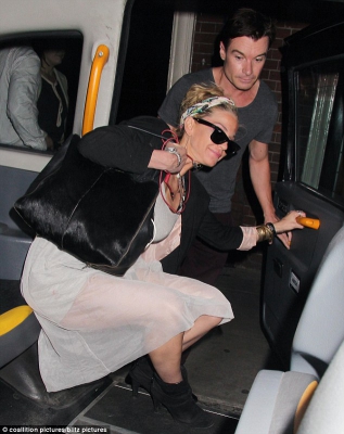 Sarah_Harding_out_and_about_in_London_01_08_13_28329.jpg