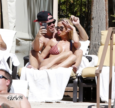 Sarah_and_Mark_relaxing_in_a_pool_in_Las_Vegas_07_08_13_281129.jpg