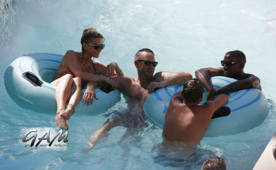 Sarah_and_Mark_relaxing_in_a_pool_in_Las_Vegas_07_08_13_281329.jpg