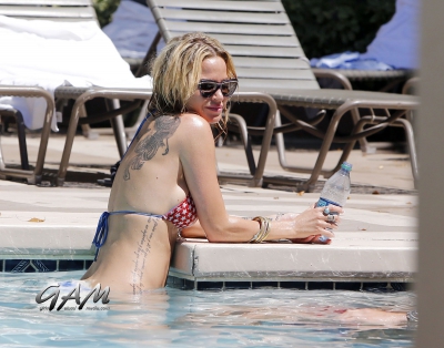 Sarah_and_Mark_relaxing_in_a_pool_in_Las_Vegas_07_08_13_282129.jpg