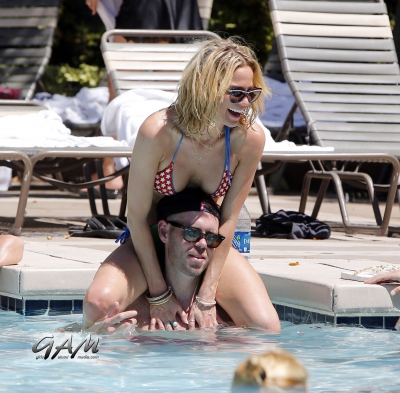 Sarah_and_Mark_relaxing_in_a_pool_in_Las_Vegas_07_08_13_282229.jpg