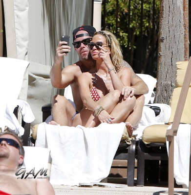 Sarah_and_Mark_relaxing_in_a_pool_in_Las_Vegas_07_08_13_28929.jpg